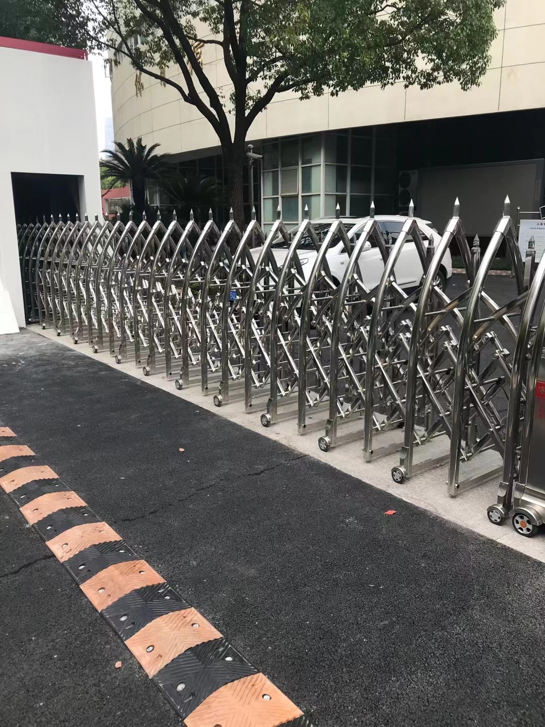 上海市浦東新區(qū)進(jìn)才中學(xué)電動(dòng)伸縮門安裝已完成！