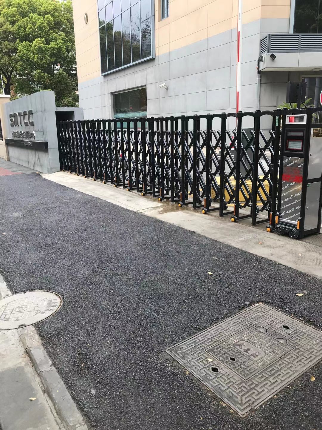 上海市長寧區(qū)上海交通委員會(huì)指揮中心電動(dòng)伸縮門安裝已完成！