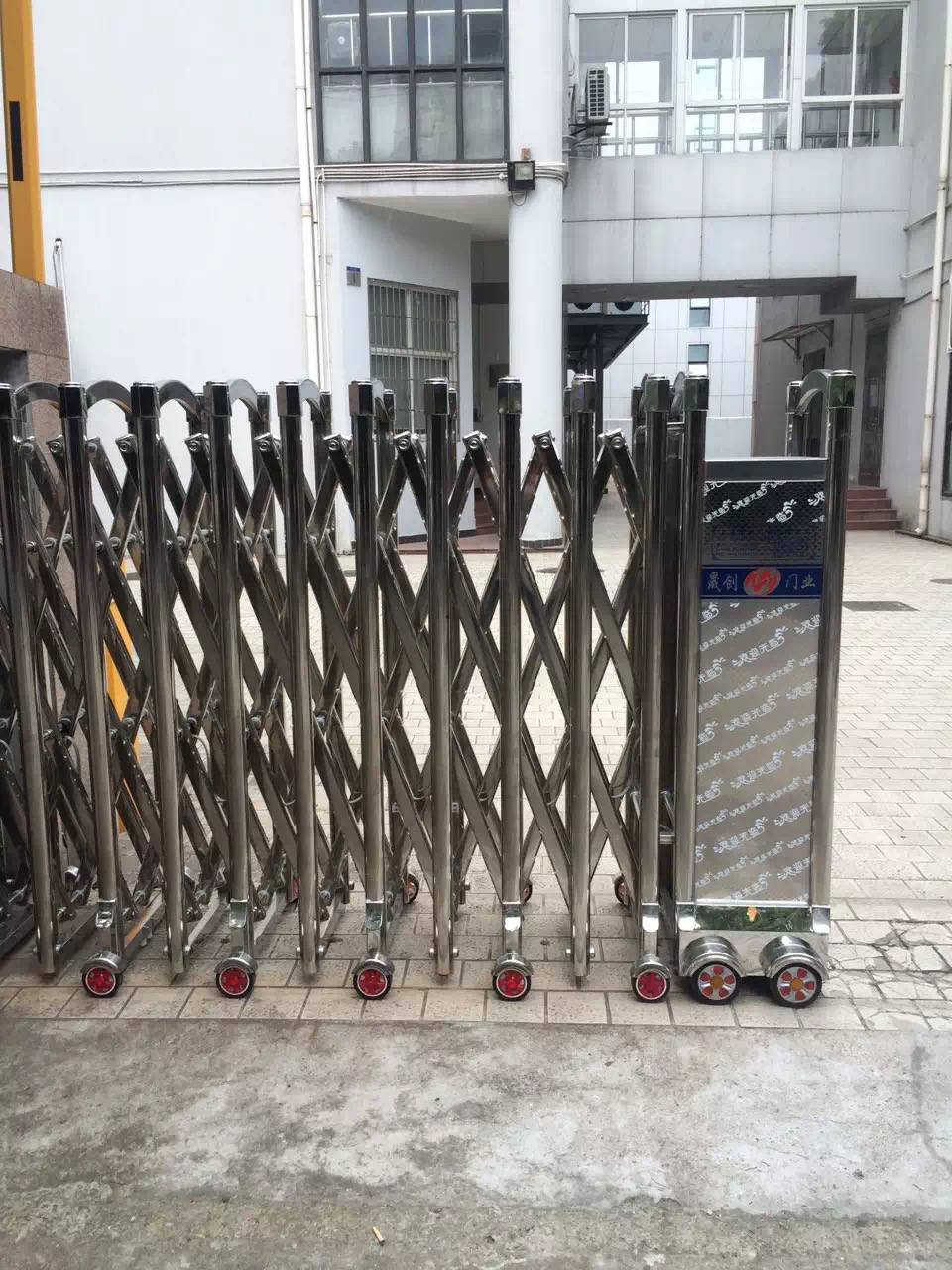 上海徐匯區(qū)中國電信電動伸縮門安裝已完成！